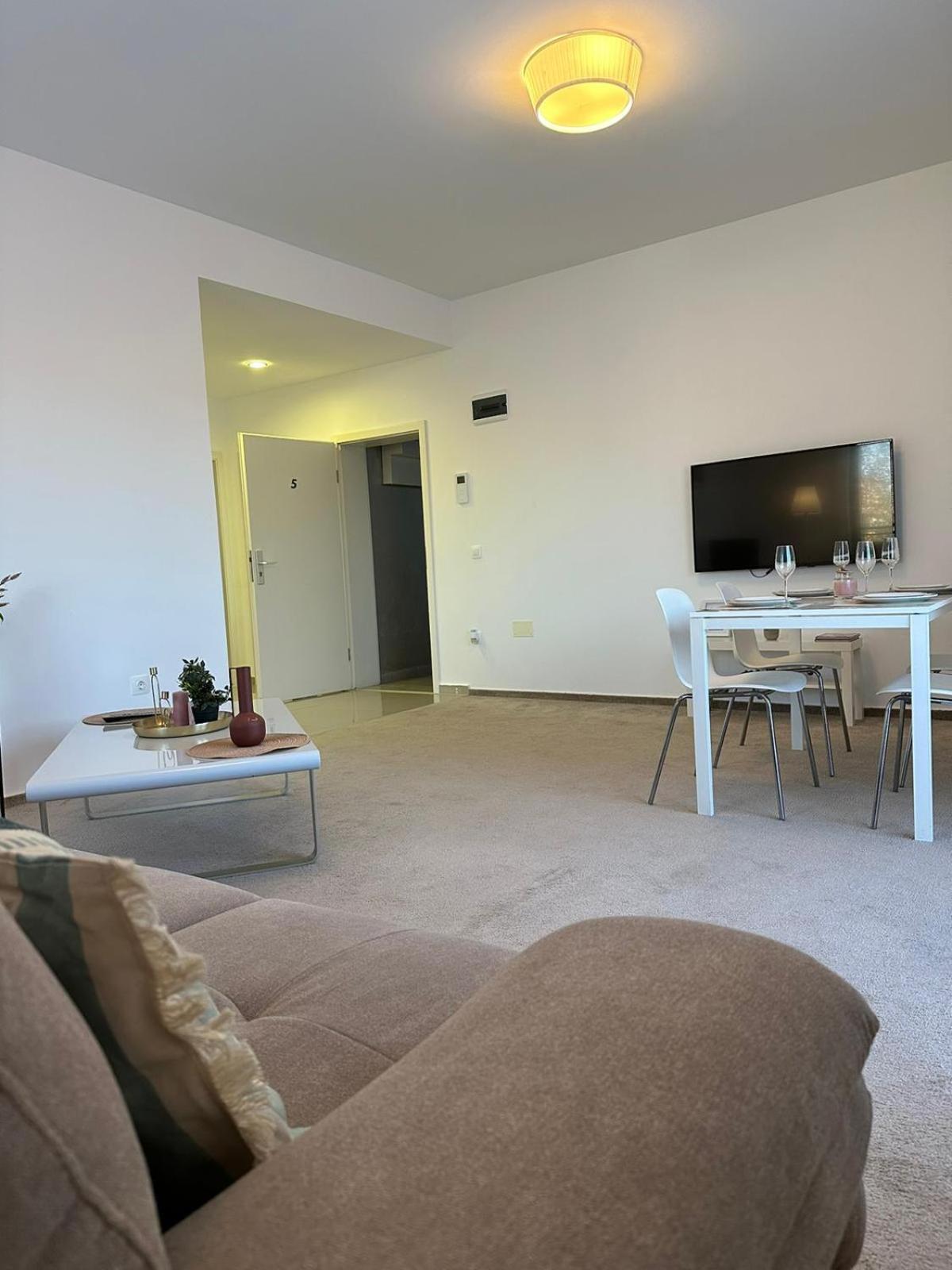 Luxury Glam Apartments & Studios Near Coresi Mall Μπρασόβ Εξωτερικό φωτογραφία